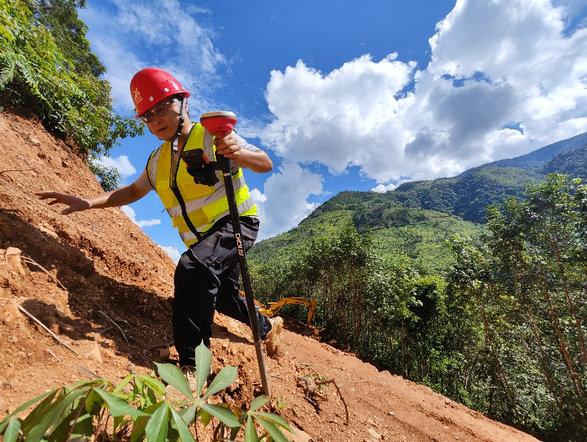 以步為尺鋪就連心路-記北新融建公司測(cè)量員韓大業(yè)